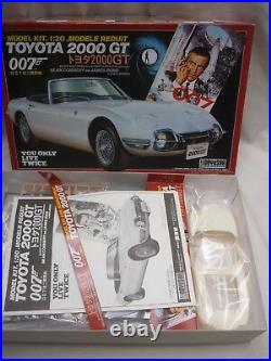 Doyusha Un-made plastic kit of a James Bond's Toyota 2000GT, with figures
