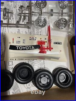 Toyota pickup 4x4 Model Kit. LINDBERG. 1/20 SCALE
